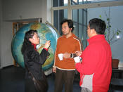 Pausengespräch (von links: Prof. Jing-Hong Yang, Dr. Jin Ming und Chia-Hung Jen)
