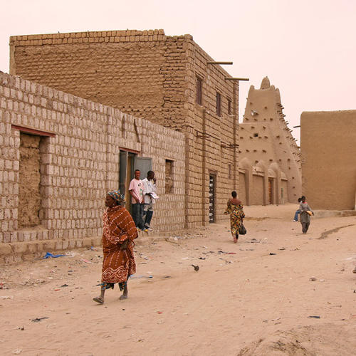 Februar © Lena Mützel - Timbuktu liegt am südlichen Rand der Sahara, deren Fortschreiten (Desertifikation) der Stadt die meisten Probleme bereitet.