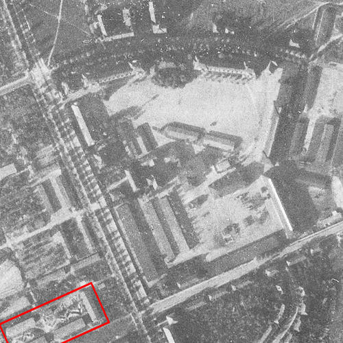 Luftbildaufnahme Kasernengelände mit NS-Zwangsarbeitslager (rote Markierung), 1941