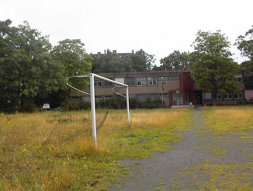 Schottersportplatz (vor dem Umbau) mit Haus C im Hintergrund
