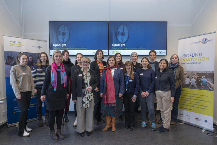 Gruppenbild mit Vizepräsidentin Verena Blechinger-Talcott: Die Spotlight-Förderung erhalten je fünf Postdoktorandinnen, Juniorprofessorinnen und W2-Professorinnen auf Zeit.