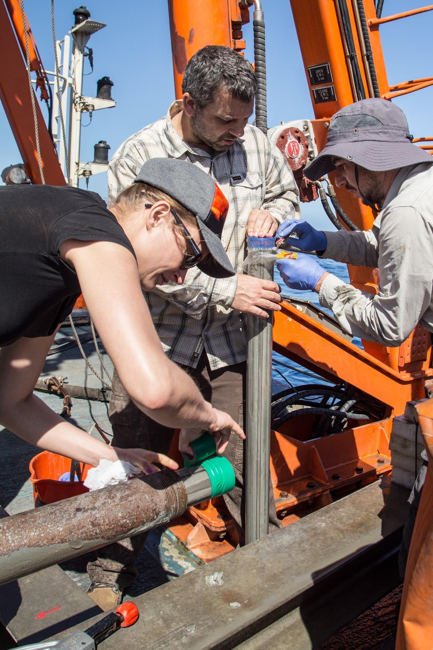 RV Bat Galim, Haifa Bucht / Haifa Bay, Levant basin, Getting the core on deck