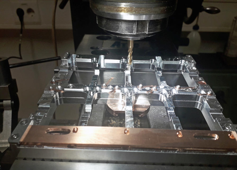 Production of a sample holder for the Zeiss scanning electron microscope (REM)