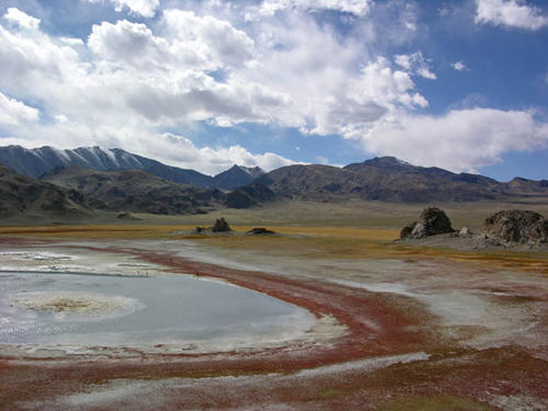 September: © Frank Riedel - Am Westrand des Tibet-Plateaus: Wegen zu geringer Niederschläge versalzt In 4200 m Höhe ein See. Der rötliche Gürtel um den See besteht aus Algenresten.