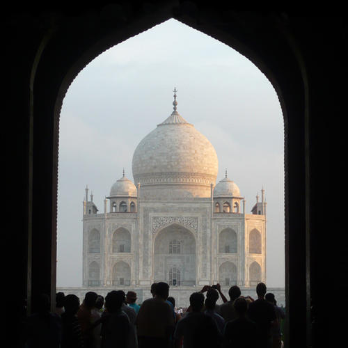 Februar © Mareike Schmidt - Das Taj Mahal besteht aus Baumaterialien, die aus ganz Indien und Asien herangeschafft wurden. 28 verschiedene Arten von Edelsteinen und Halbedelsteinen wurden in den Marmor eingefügt.