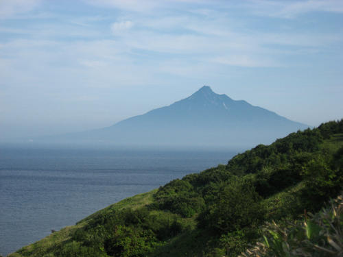 Juli © Stefanie Müller - Der Berg Rishiri liegt vor der japanischen Insel Hokkaidō im Japanischen Meer. Sein letzter Ausbruch wird auf 5830 v. Chr. ± 300 Jahre angegeben.