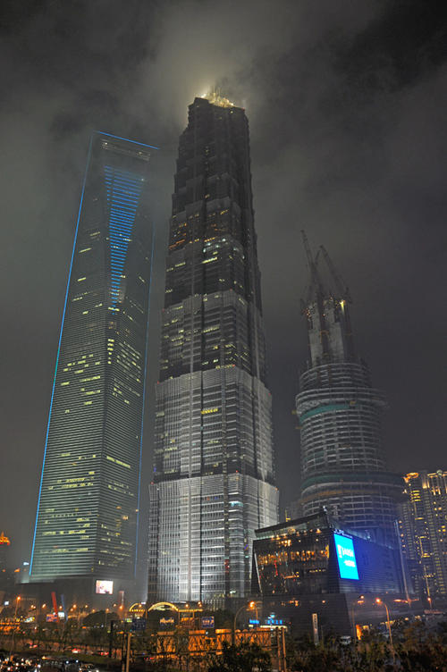 August © Michael Tatzel - Das Shanghai World Financial Center (rechts) der Jin Mao Tower (mitte) und im Bau der Shanghai Tower (rechts) dessen Aussichtsplattform in 474m Höhe die höchste der Welt werden soll.