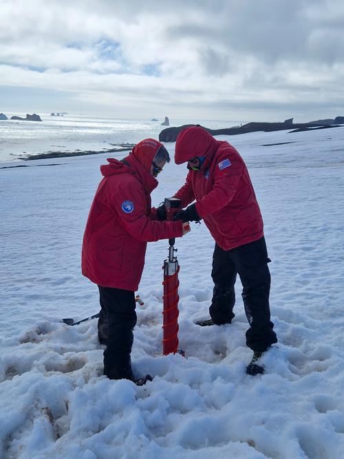 Probennahme von Eisbohrkernen auf dem Gletscher. Credits: Pablo L. Finkel.