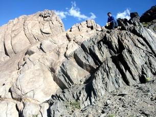 Well-defined contact between intrusive granite and contact-,eatmorphic slate. Sierra El Peñón. Argent