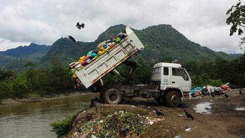 Dumping toxic medical waste one kilometer from the city of Tingo Maria into the Huallaga river
