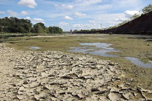 Nearly-dry river bed in Toulouse