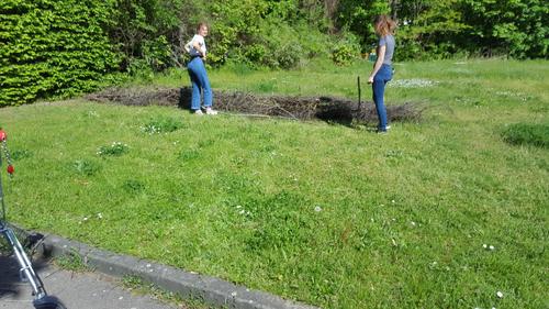 Das Team des "Blühenden Campus" sorgt mit seiner Arbeit für mehr Biodiversität auf den Wiesen des Campus