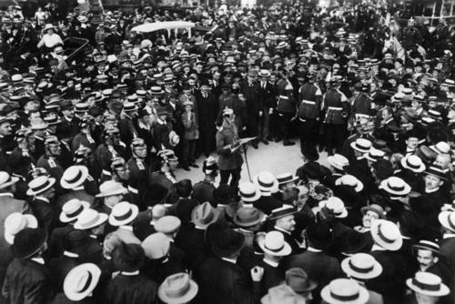 Die Verkündigung des Zustandes der drohenden Kriegsgefahr durch Leutnant von Viehbahn am 31. Juli 1914 [vor dem Zeughaus] in Berlin.