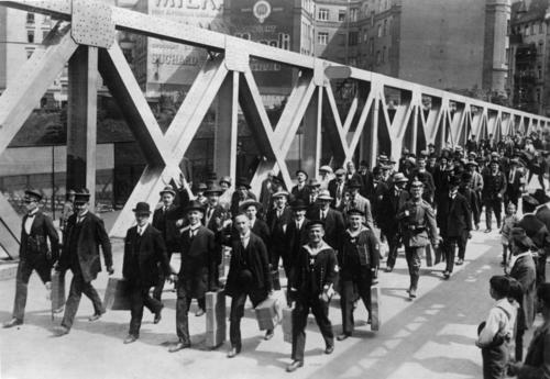 Die Mobilmachung in Berlin, 1914. Reservisten auf dem Wege zum Bahnhof, um in ihre Garnisonen gebracht zu werden.