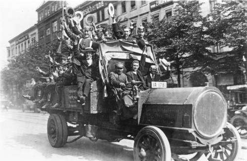 Hüte schwenkende Reservisten bei Fahrt auf Lastkraftwagen (NAG, Bj. 1913 Typ S 8-5, 8,490 ccm, 45 PS); ca. August 1914