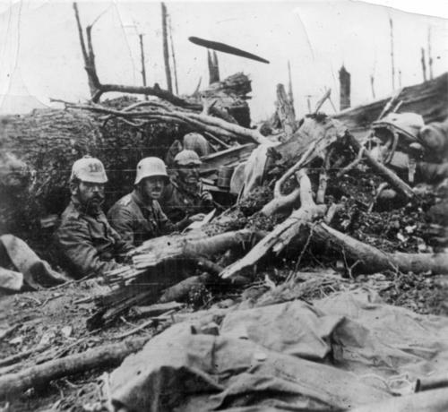 Kampf um Verdun 1916. Schützengraben im Chapitrewald. Leutnant Waldmann mit Komp. Stab. Leutnant Waldmann mit seinem Kompaniestab in einem Schützengraben im Chapitrewald während der Kämpfe um Verdun.