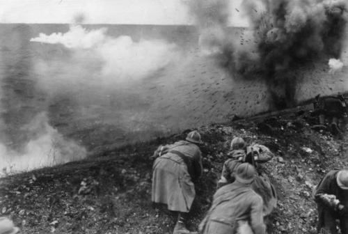 Frankreich, Verdun 1916. - Französische Soldaten auf dem Schlachtfeld, einschlagende Granaten (?), Explosionen