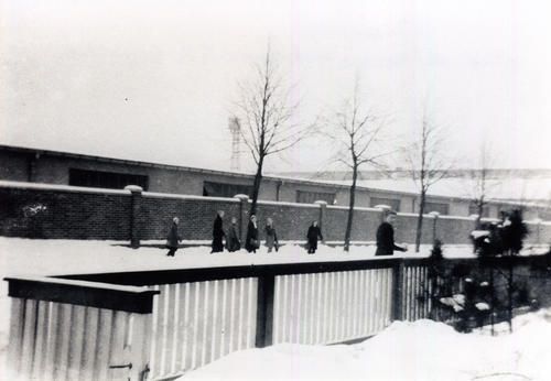 Kinder spielen im Schnee. Preysingstraße, Blick auf Kasernengelände (1940)