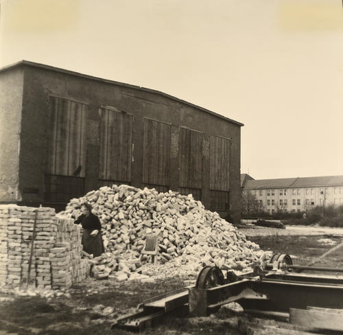 Beseitigung von Trümmern (Halle und Haus B) ca.1946