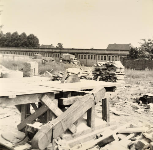 Wiederaufbau, Militärbauten (Garagen) in denen nach dem Krieg Kühe untergebracht waren, stehen nicht mehr, ca.1946