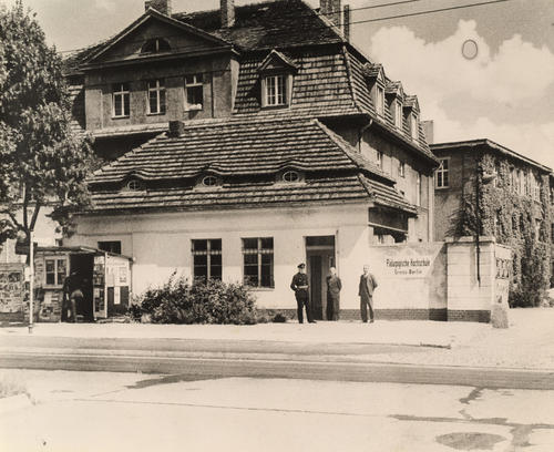 Der alte Haupteingang, Haus A, Hochschulverwaltung mit Hausmeisterwohnung (1949)