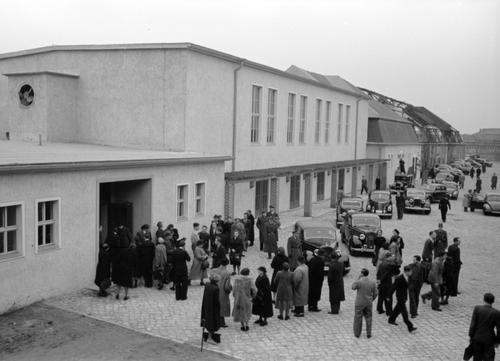 Einweihung des Großen Saales (entstanden aus einer ausgebrannten Montagehalle), Haus F (1951) 