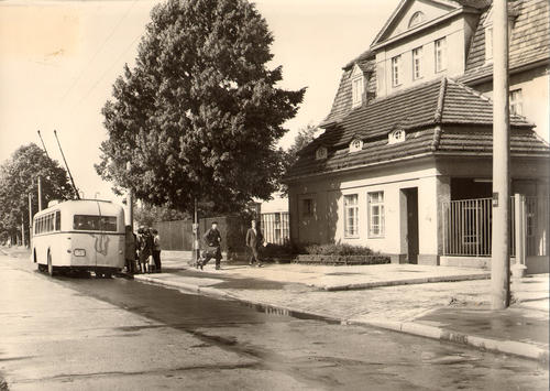 Haltestelle vor Haus (1952)