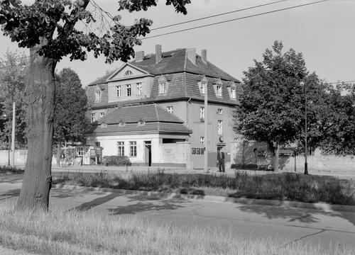 Haupteingang mit Pförtnerhaus und Haus A (1955)
