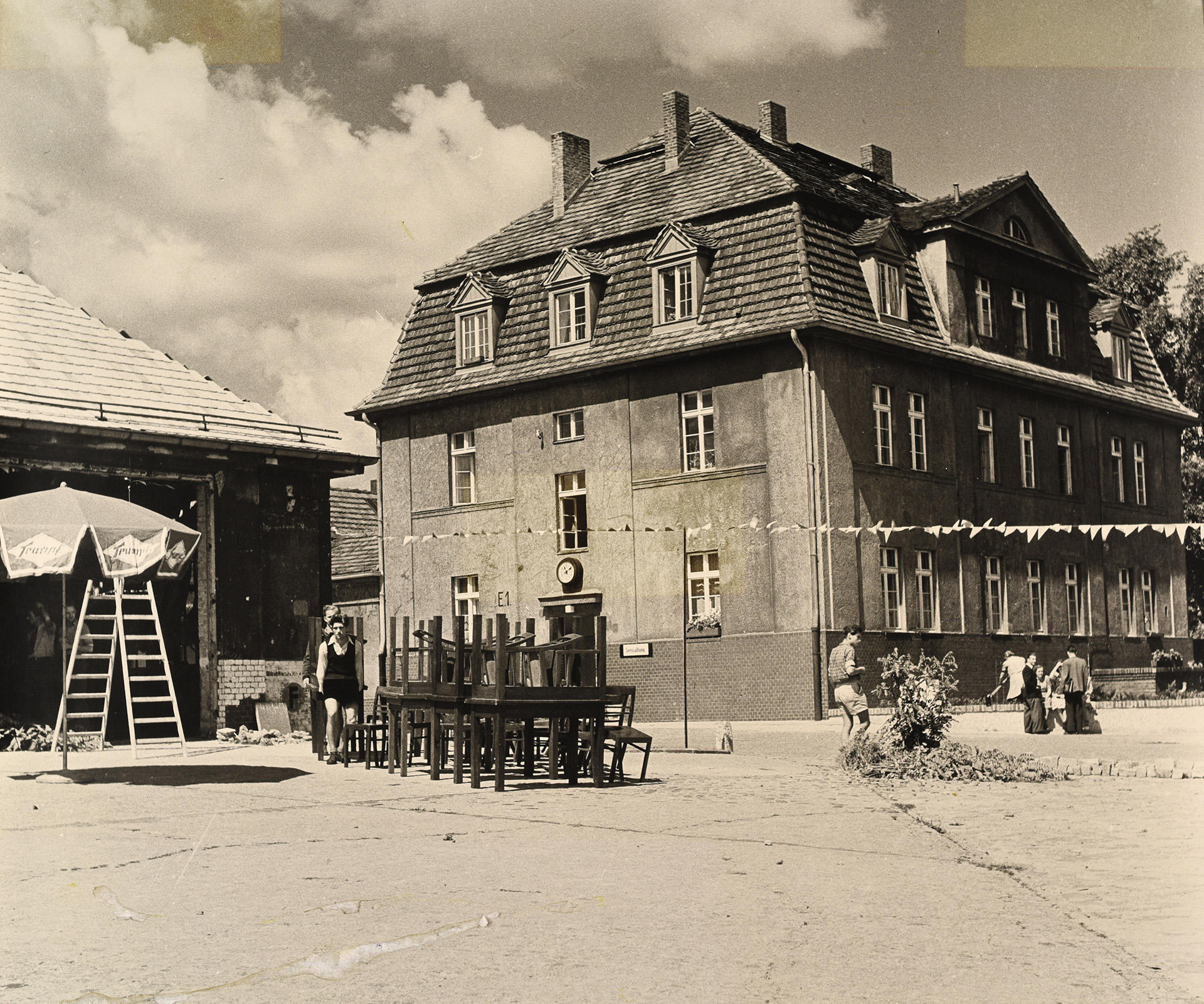 13_Der alte Fest- und Theaterplatz vor dem Haus A, Hochschulverwaltung und Haus T, Musikgebaeude [1955]_4784