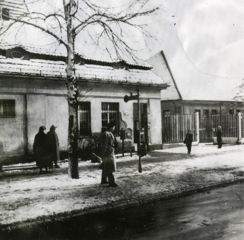 Bushaltestelle vor dem Pförtnerhaus (1957)