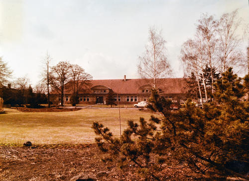 Blick von der Grünanlage auf Haus T, Lehrgebäude Musik (ca. 1975)