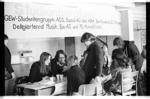Studentenberatung im Mensa-Vorraum der Pädagogischen Hochschule, vom 7. März 1976.