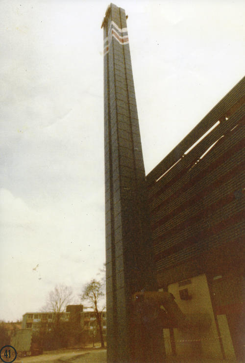 Das Parkhaus mit Schornstein mit dem angeschlossenen Heizwerk, für die Neubauten auf dem Gelände (1979)