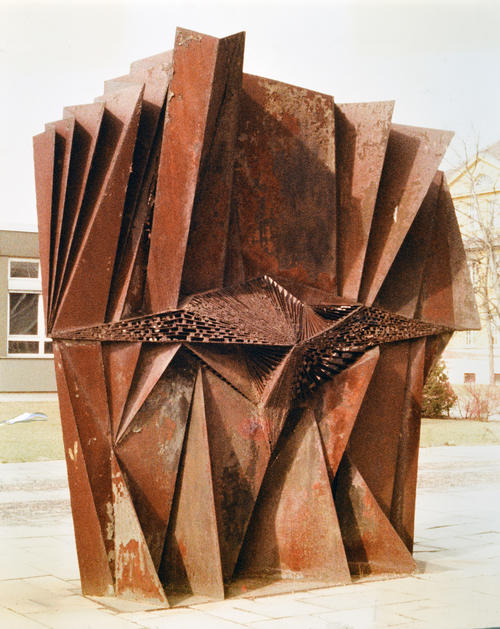 Moderne Skulptur von Volkmar Haase "Freiplastik mit Strahlungszentrum" (1966)