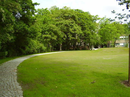 Die Rundung des alten Sportplatzen wurde in der Neugestaltungmit aufgegriffen, 2006