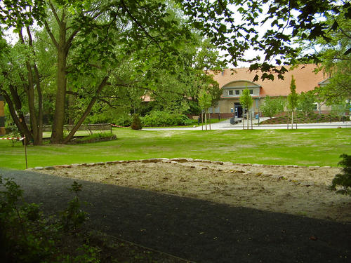 Die neugeschaffenen Grünflächen. Im Hintergrund Haus T, 2006