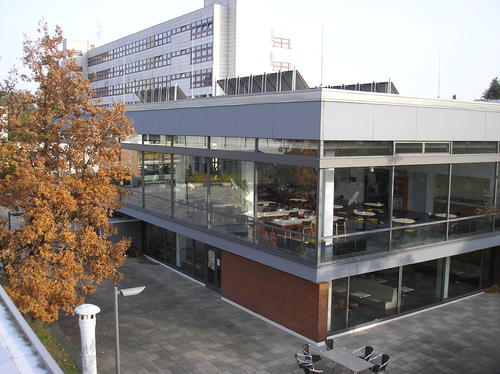 Haus Q (Mensa) und Haus L 2010