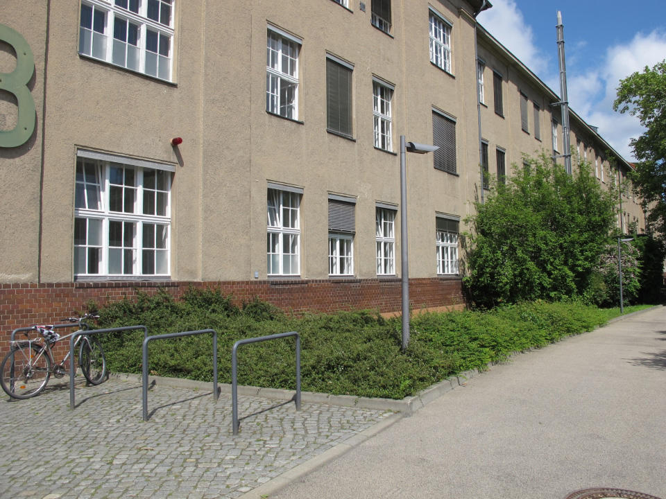 Haus B 2013 mit neuen Fahrradstellplätzen