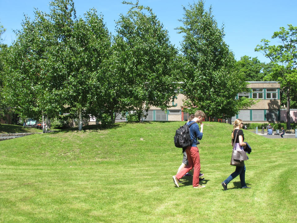 Blick vom ehemaligen Sportplatz zum Haus C 2013