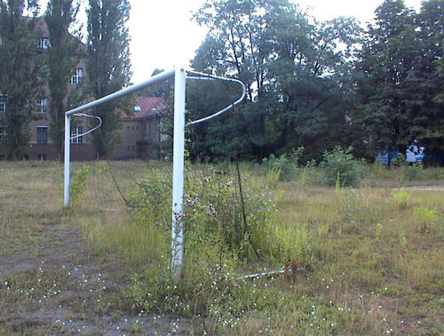 Tor auf dem ehemaligen Sportplatz 2001