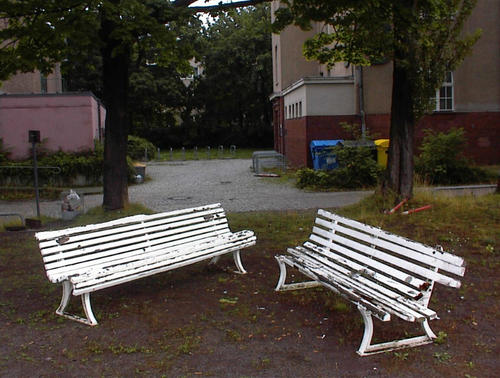 Sitzecke und Blick auf Haus B 2001