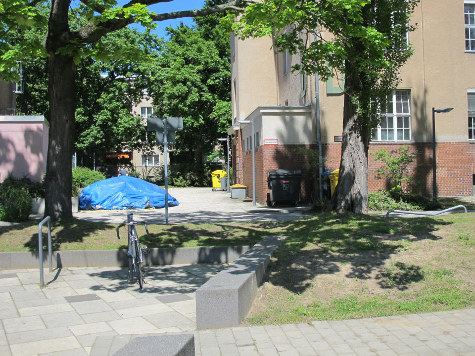 Sitzecke und Blick auf Haus B 2013