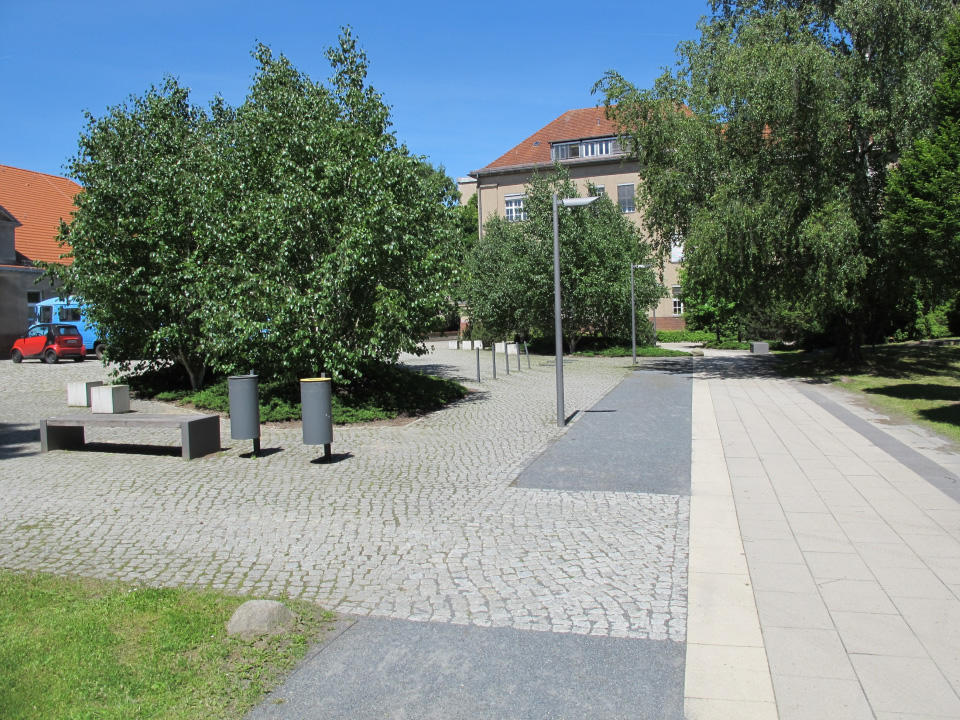 Neuer Platz vor Haus T und B 2013