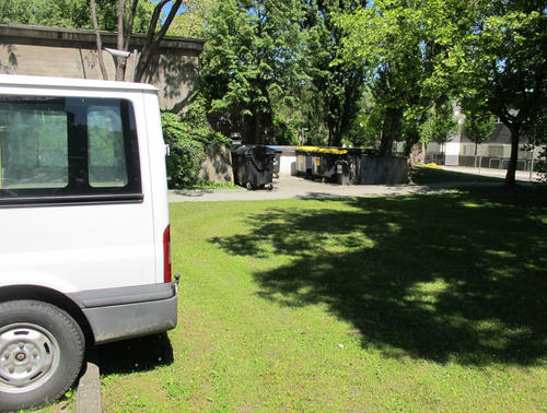 Blick vom Parkplatz zwischen Haus S und U auf die neue Grünfläche 2013