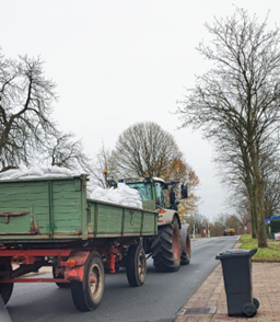 Landwirtschaftliche Unterstützung beim Sandsacktransport