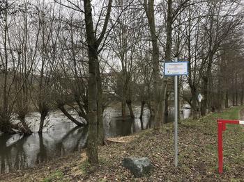 Die Helme fließt mittlerweile wieder in ihrem Flussbett am Dorfrand Kelbra. Die Bäume, die das Ufer begrenzen, stehen weiterhin im Wasser; Copyright: KFS