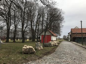 Die Sandsäcke stehen an den Straßenrändern, hier in Thürungen, zum Abholen bereit; Copyright: KFS