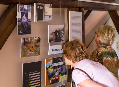 Besucherinnen der Ausstellung