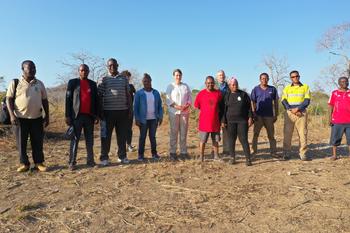 Gruppenbild des Forscherteams | Die Zusammenarbeit von deutschen und tansanischen Wissenschaftlerinnen und Wissenschaftlern soll auch die Kompetenz des afrikanischen Landes in der Dinosaurierforschung voranbringen.