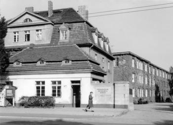 Haupteingang mit Pförtnerhaus und Haus A (1955)